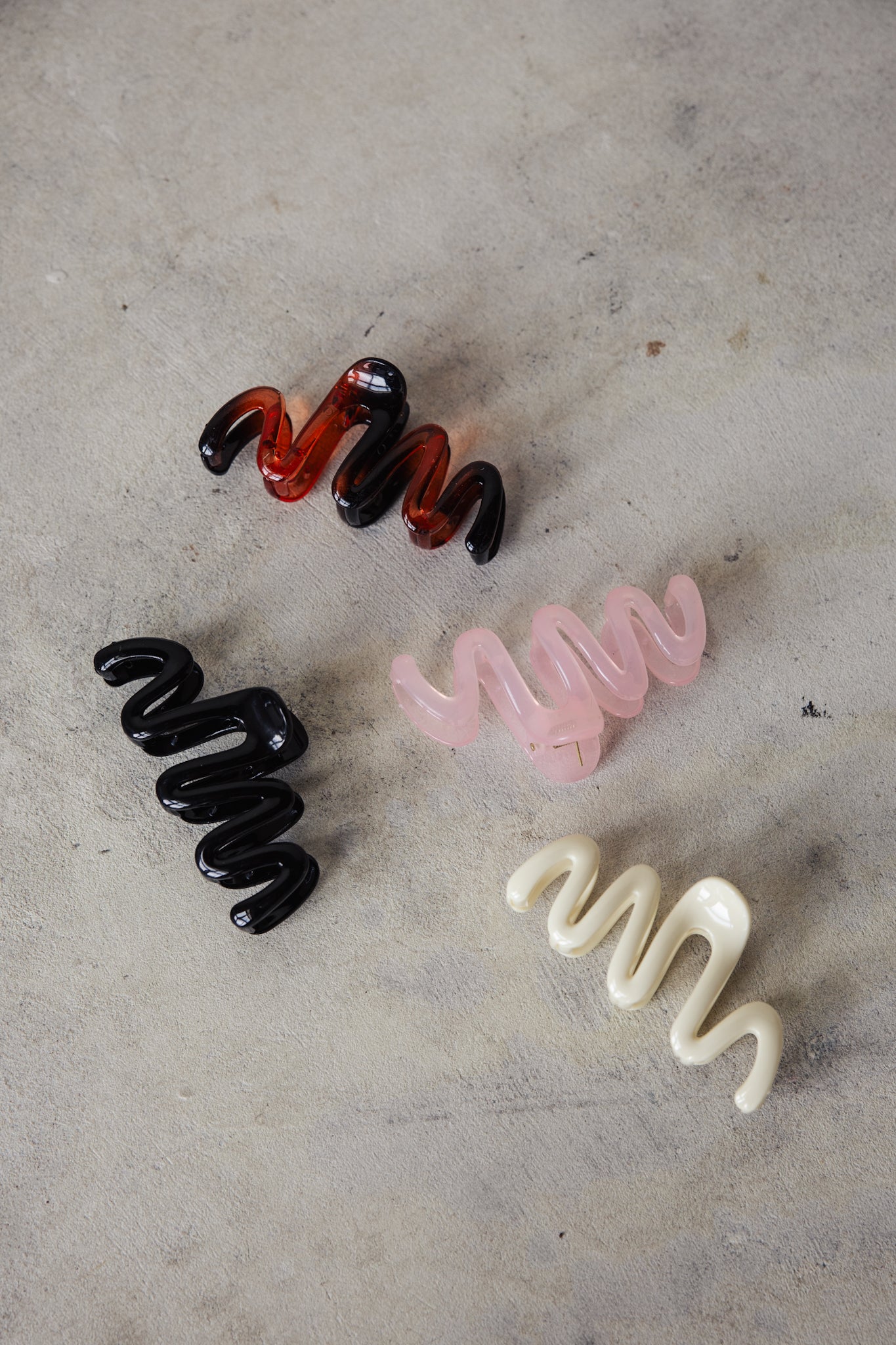 Wavy Hair Clip - Black