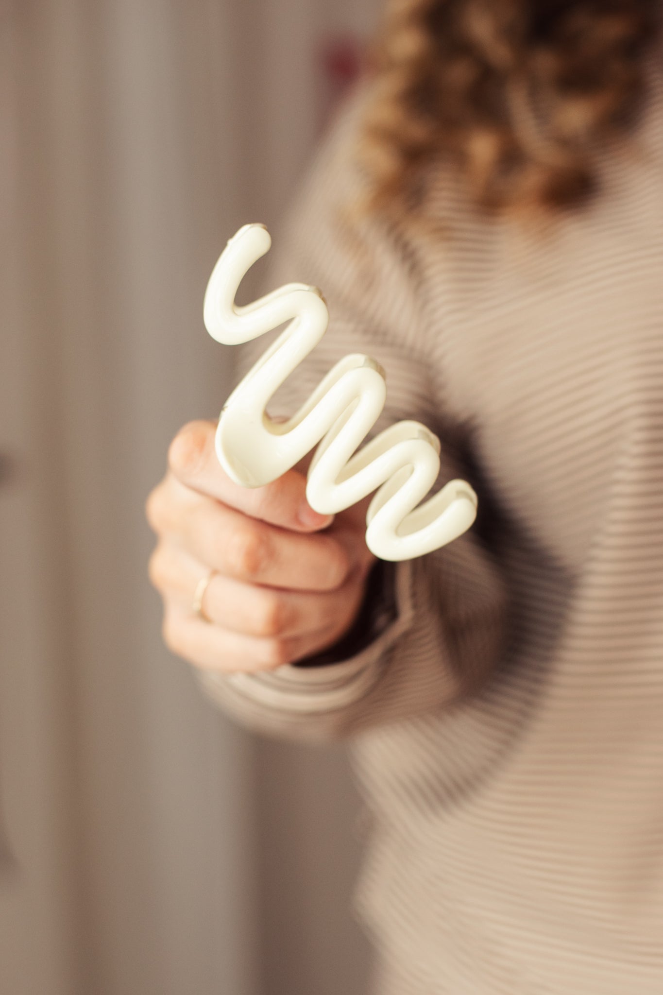 Vanilla Bean Wavy Hair Clip